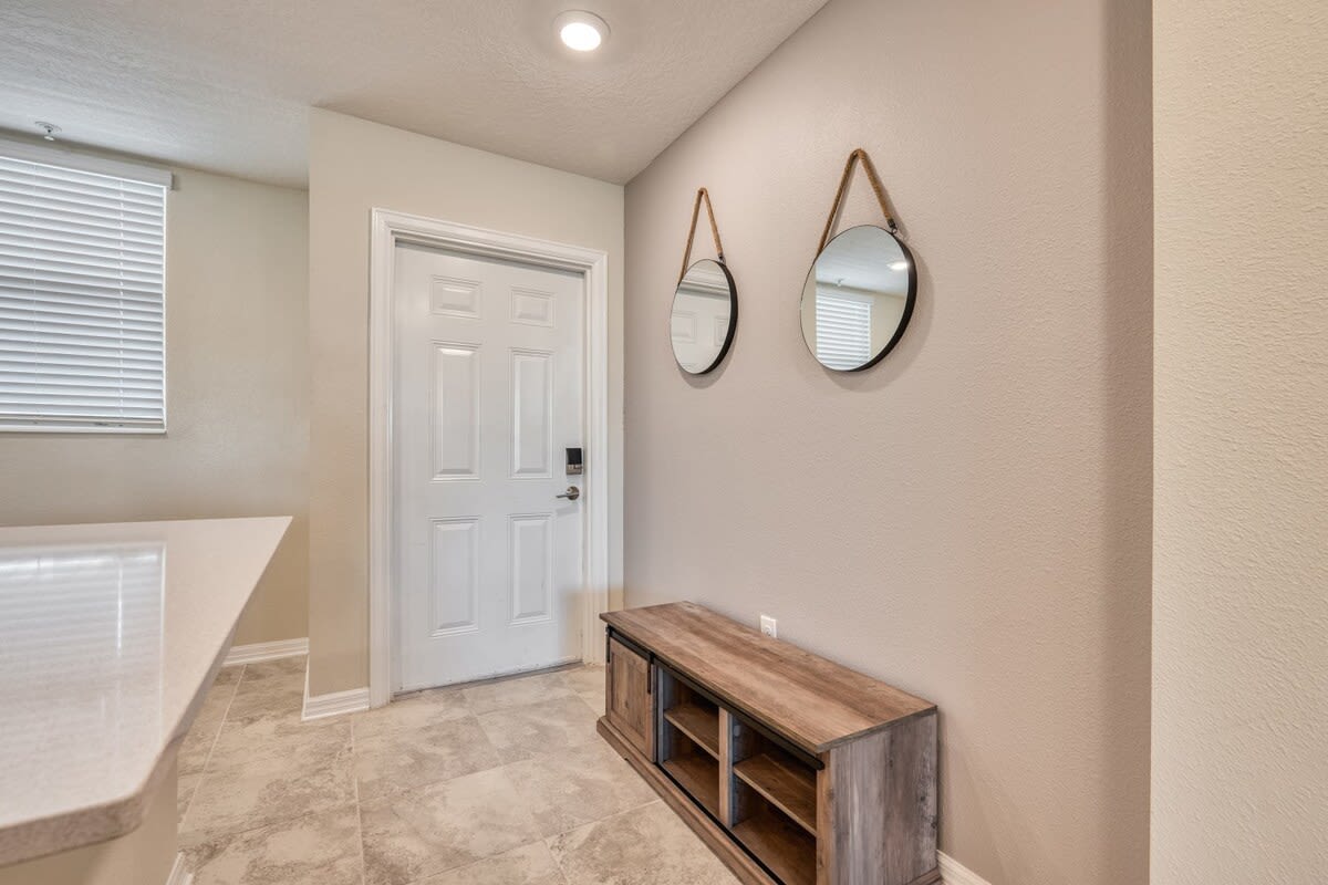 Spacious 2BR, Mickey Bedroom, Lake View