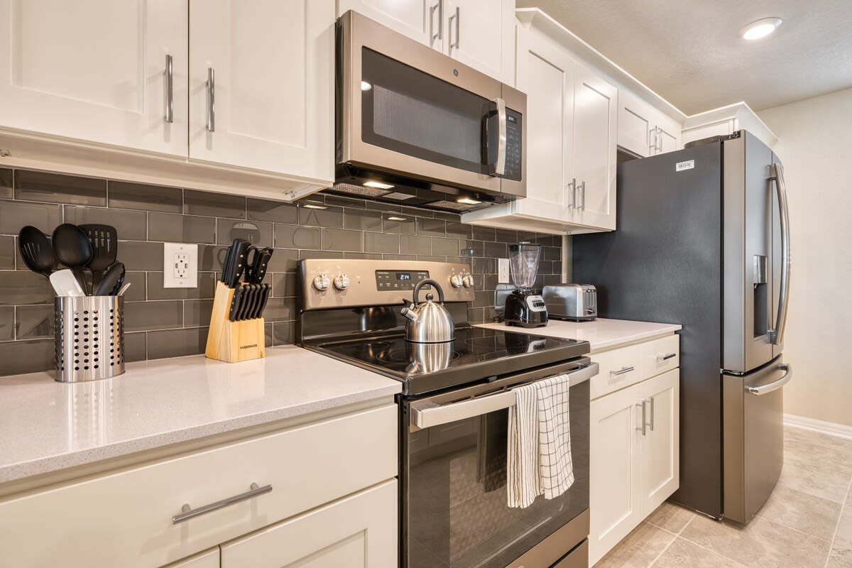 Spacious 2BR, Mickey Bedroom, Lake View