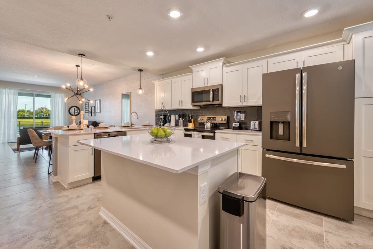 Spacious 2BR, Mickey Bedroom, Lake View