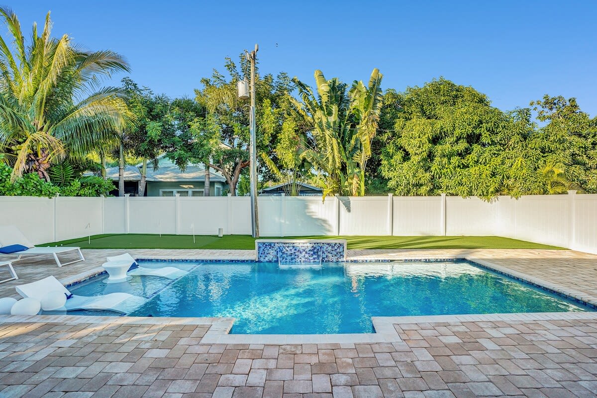 Mimosa Sunrise Villa 🏖 Heated Pool | Dog Friendly 🐾 Near Beach