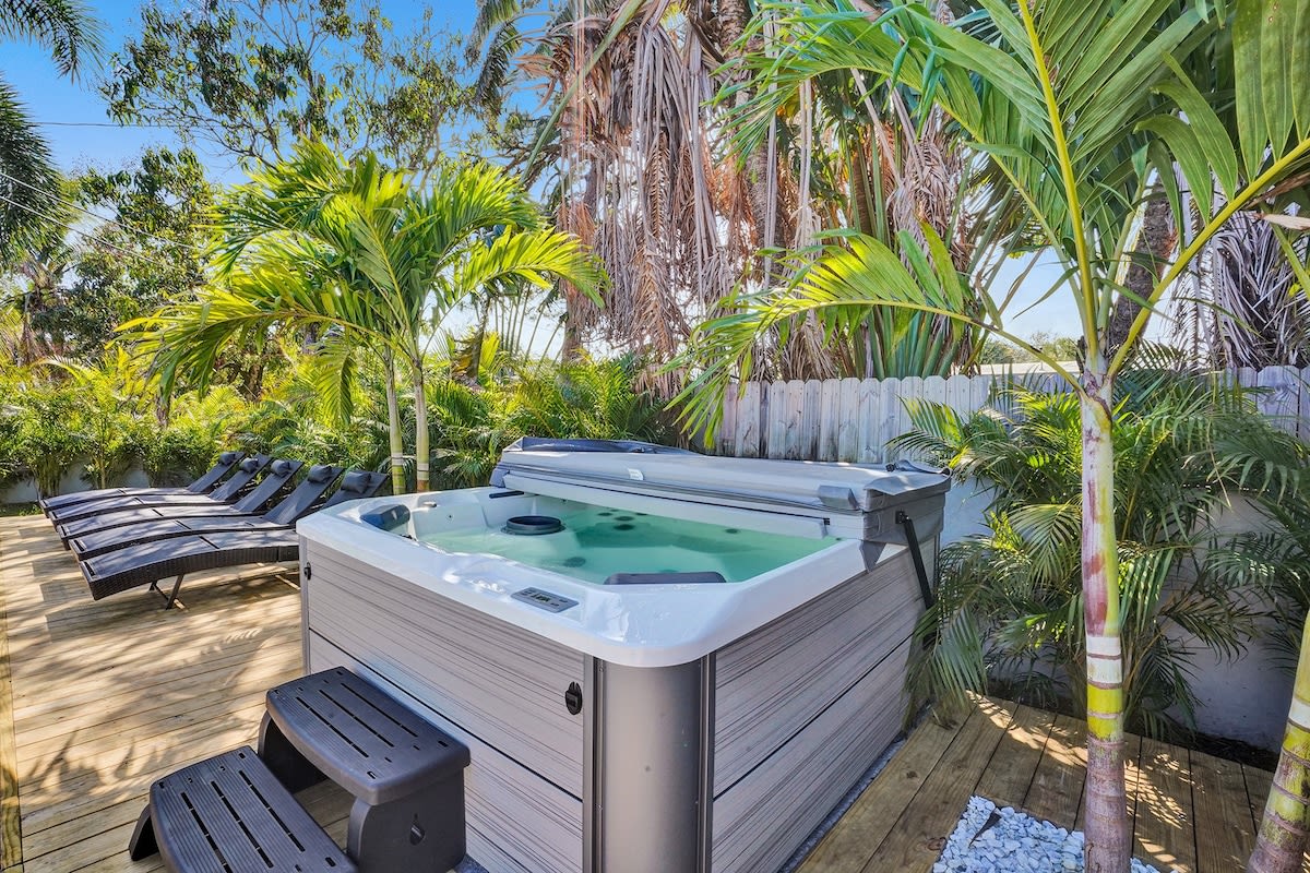 The Pompano Beach House 🏖 Heated Pool & Spa | 1 Mile to Beach