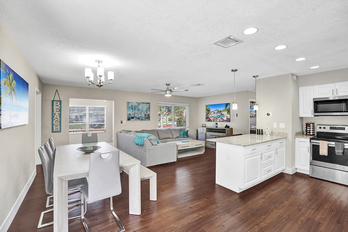The Pompano Beach House 🏖 Heated Pool & Spa | 1 Mile to Beach