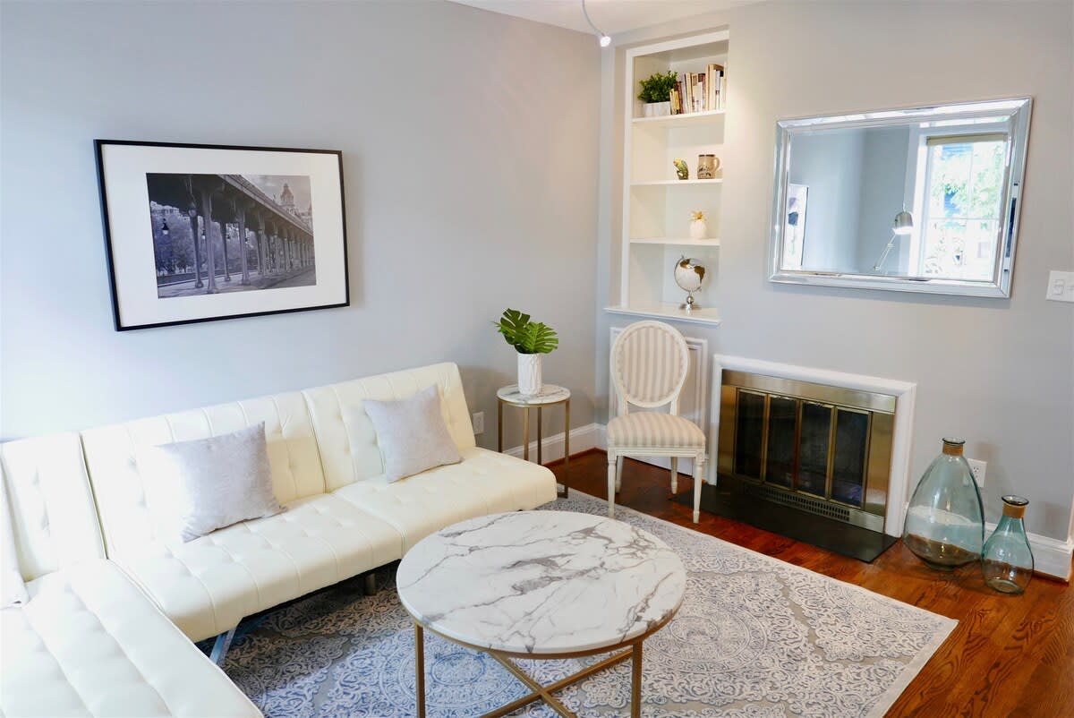 Incredible Find ~Little House In The City~Parking!