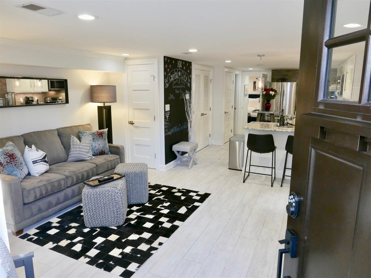 Stylish &Amp; Modern Apt  Shaw Pking!
