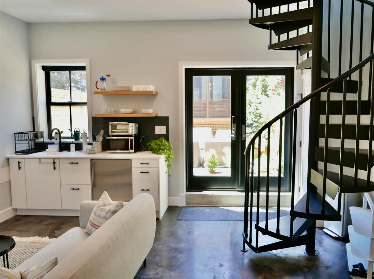 The Chic Carriage House In Shaw! Sleeps 2