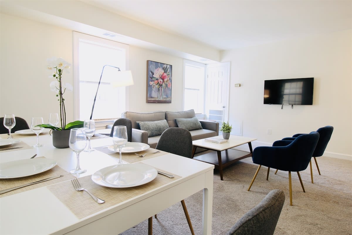 Destination Dupont – Deluxe Living, Spacious, Bright &Amp; Central!