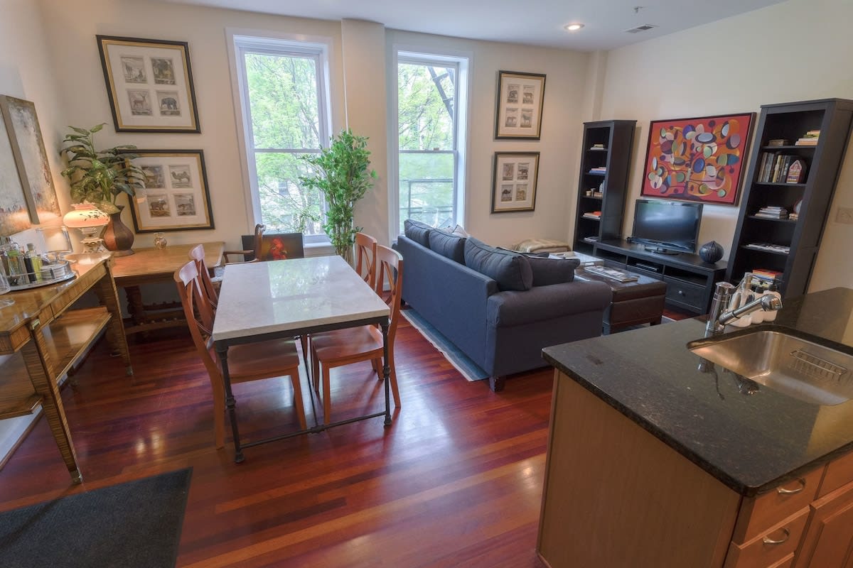 Above Maxwell Wine Bar – Super Central 2Bed 2Bath!