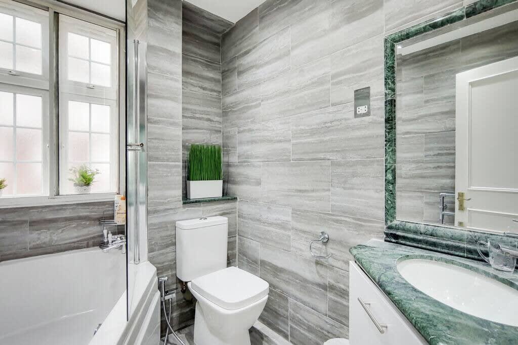 View 3B Apartment Near Harrods in Knightsbridge in Brompton Road 88 SW3 1ES 3B Apartment Near Harrods in Knightsbridge in Brompton Road 88 SW3 1ES - Property image 10 - VivreStays