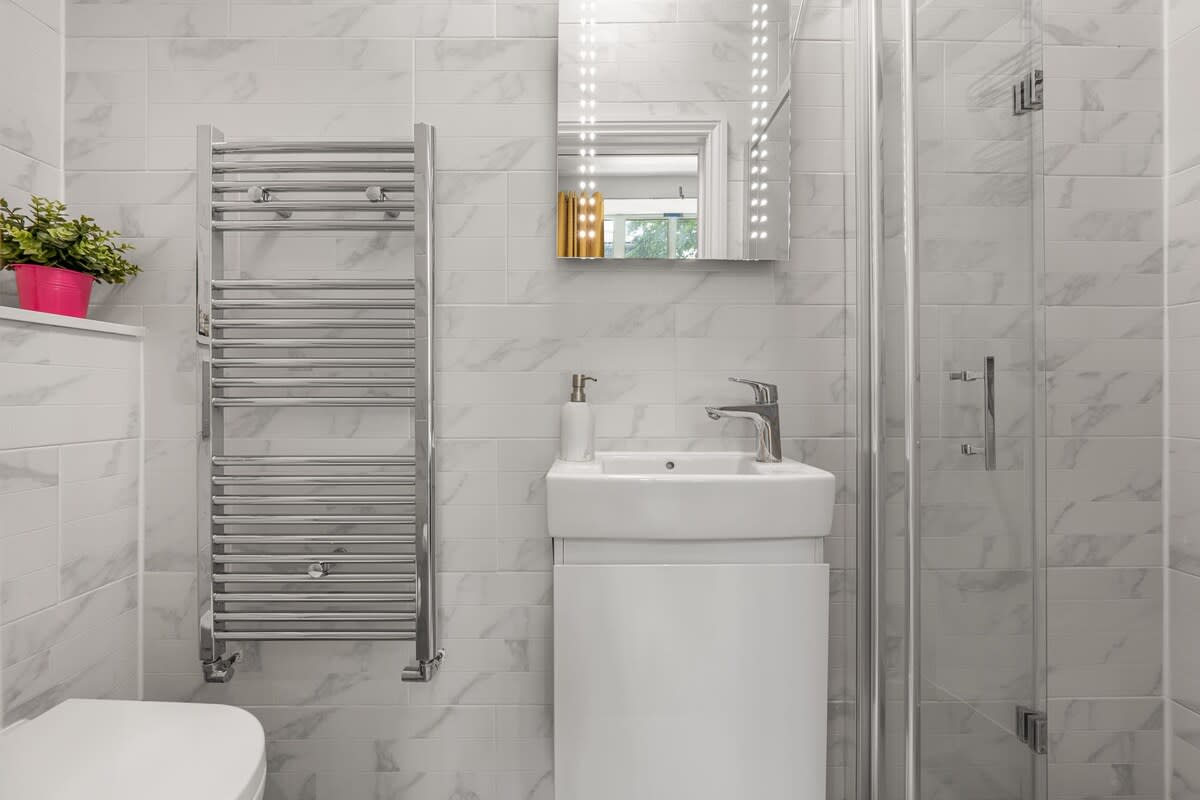 Modern 3-Bed Apartment in Greater London in Carlton Vale NW6 5EE - Property image 20 - VivreStays