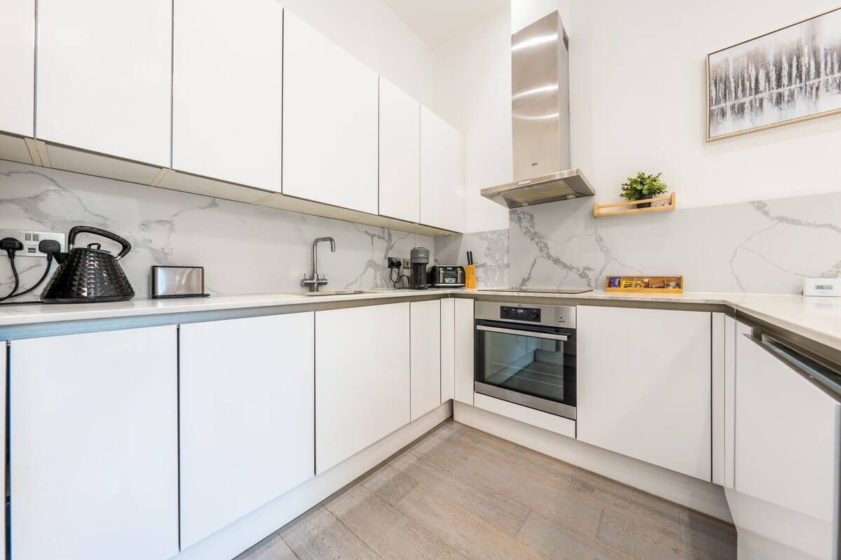 Modern 3-Bed Apartment in Greater London in Carlton Vale NW6 5EE - Property image 25 - VivreStays