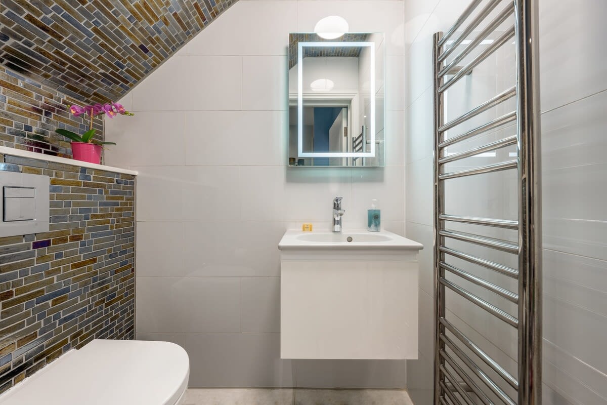Modern 3-Bed Apartment in Greater London in Carlton Vale NW6 5EE - Property image 19 - VivreStays