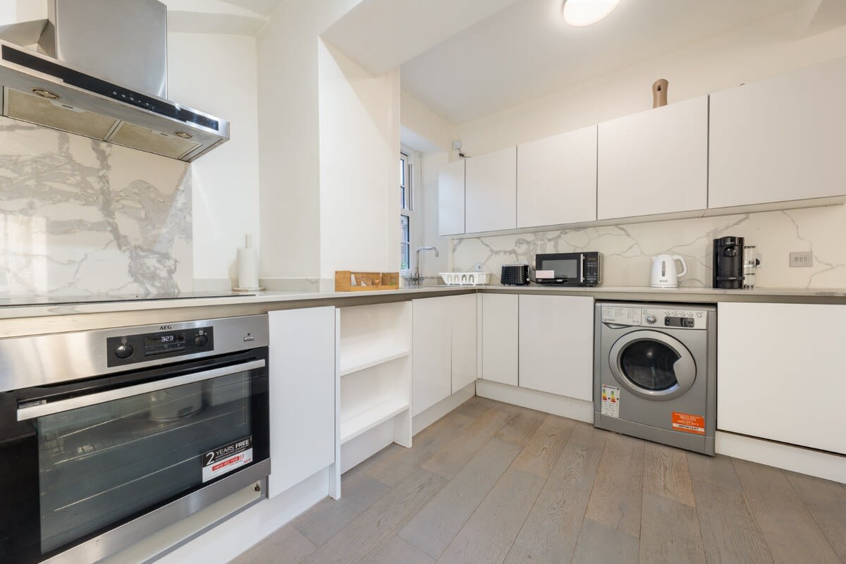 Elegant 3-Bed Apartment in Greater London in Carlton Vale NW6 5EE - Property image 16 - VivreStays