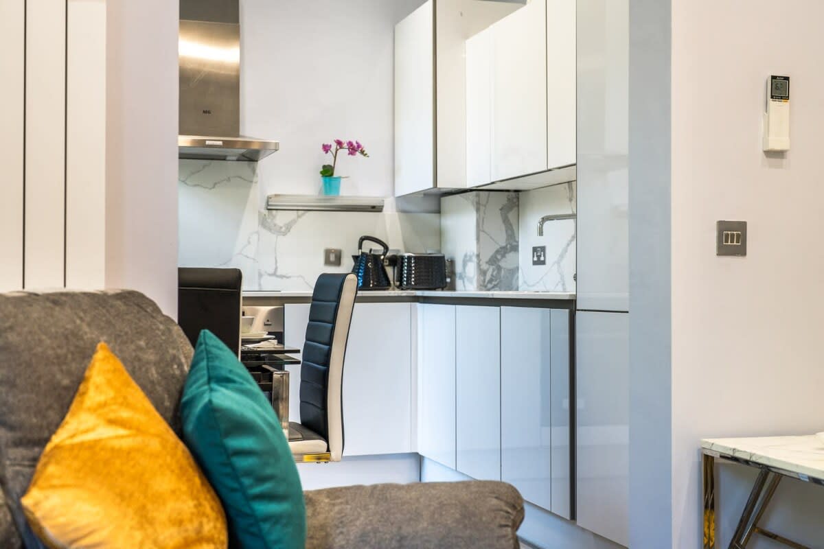 Spacious 2-Bedroom Apartment in Greater London in Carlton Vale NW6 5EE - Property image 12 - VivreStays