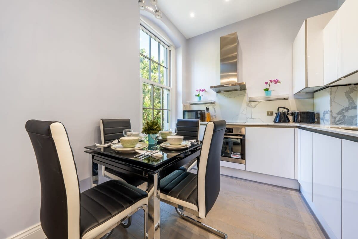 Spacious 2-Bedroom Apartment in Greater London in Carlton Vale NW6 5EE - Property image 21 - VivreStays