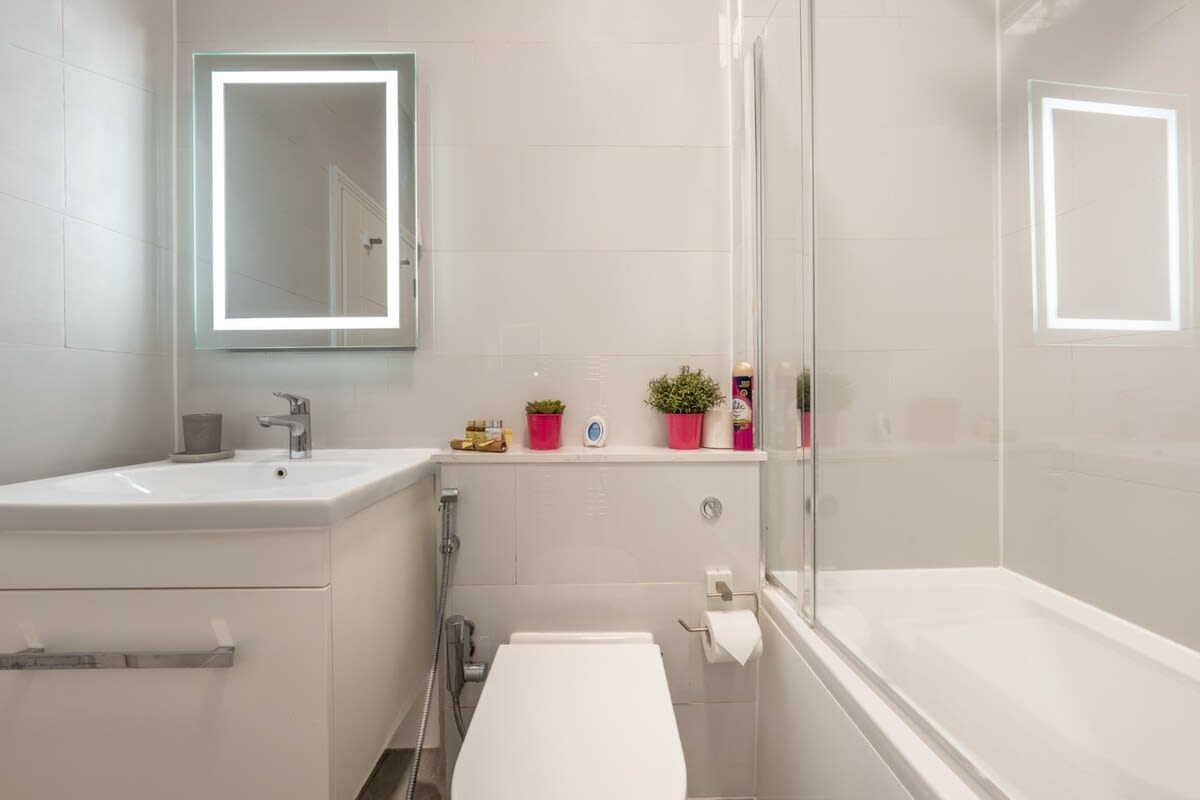 Spacious 2-Bedroom Apartment in Greater London in Carlton Vale NW6 5EE - Property image 15 - VivreStays