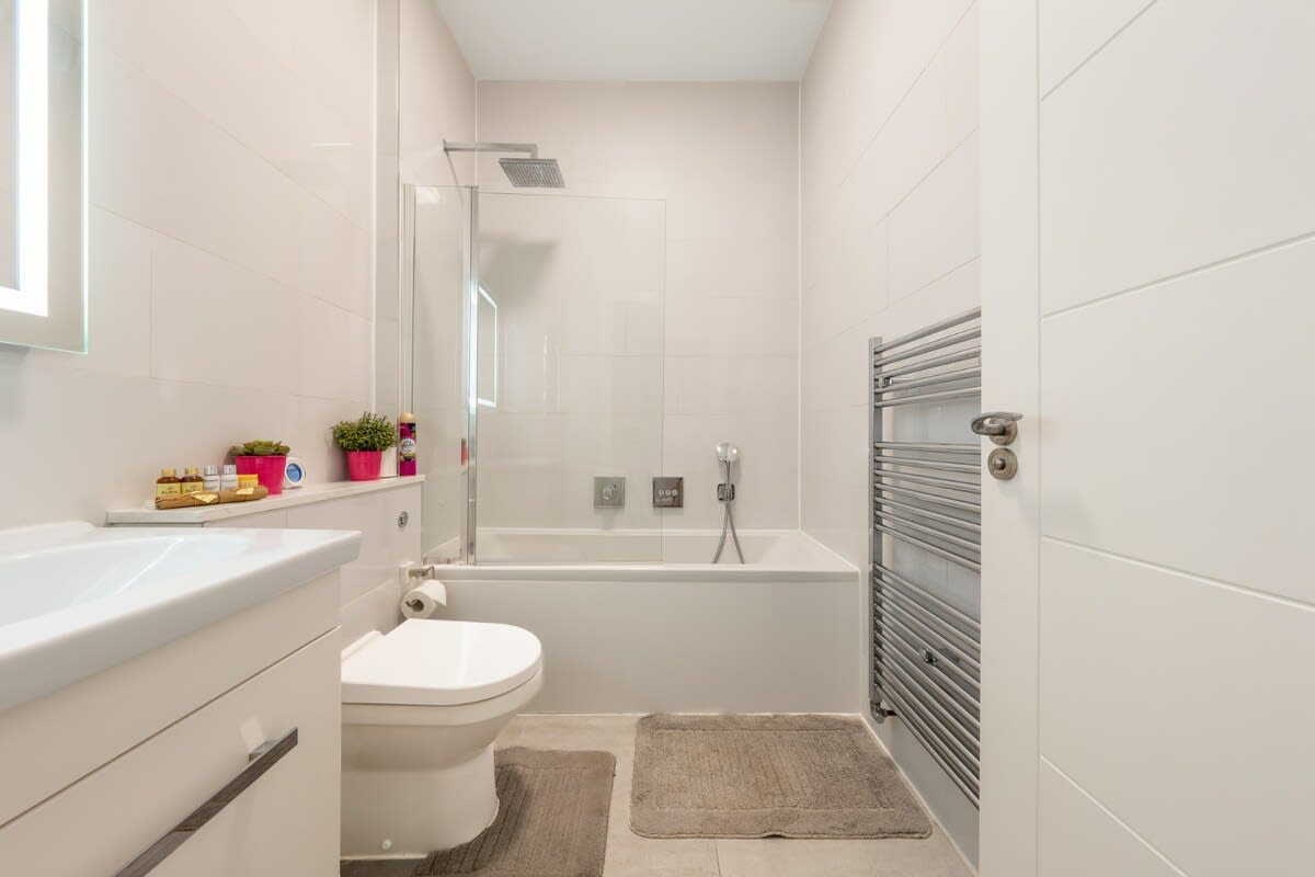 Spacious 2-Bedroom Apartment in Greater London in Carlton Vale NW6 5EE - Property image 16 - VivreStays