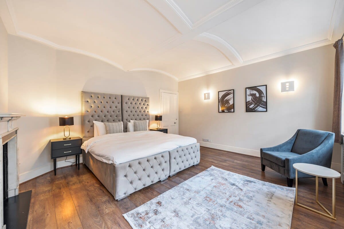 Two Bed Apartment in Belgravia with Balcony in Lyall Street SW1 - Property image 6 - VivreStays