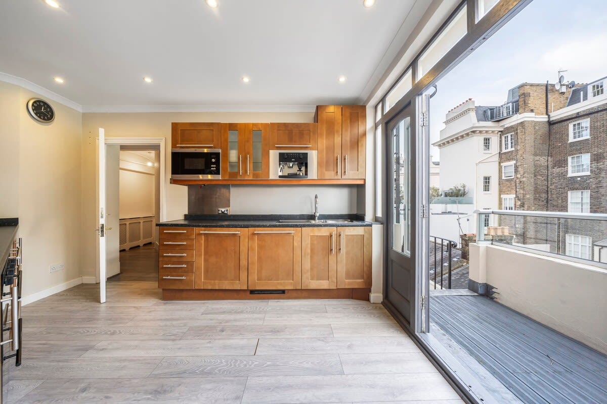 Two Bed Apartment in Belgravia with Balcony in Lyall Street SW1 - Property image 3 - VivreStays