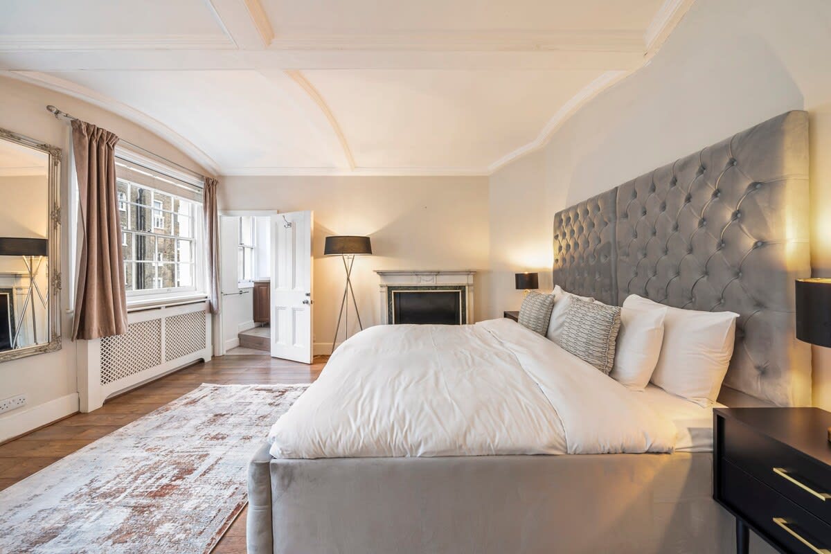 Two Bed Apartment in Belgravia with Balcony in Lyall Street SW1 - Property image 5 - VivreStays