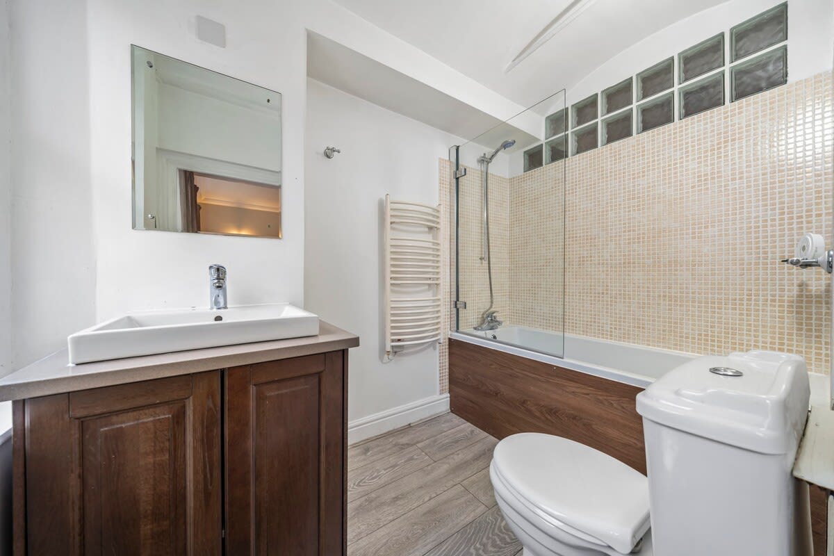 Two Bed Apartment in Belgravia with Balcony in Lyall Street SW1 - Property image 9 - VivreStays