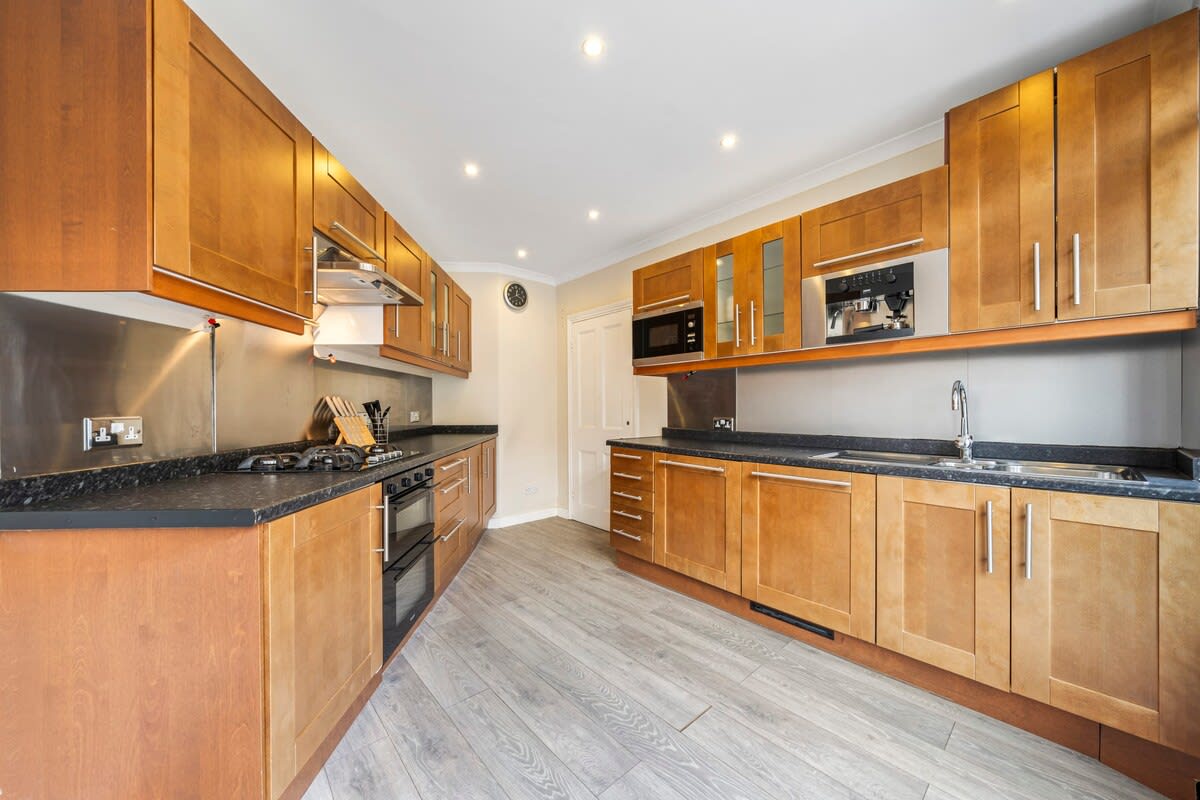Two Bed Apartment in Belgravia with Balcony in Lyall Street SW1 - Property image 4 - VivreStays