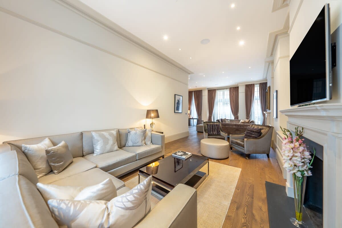 Luxurious Mayfair Mansion in London in Hertford Street W1J 7SL - Property image 3 - VivreStays