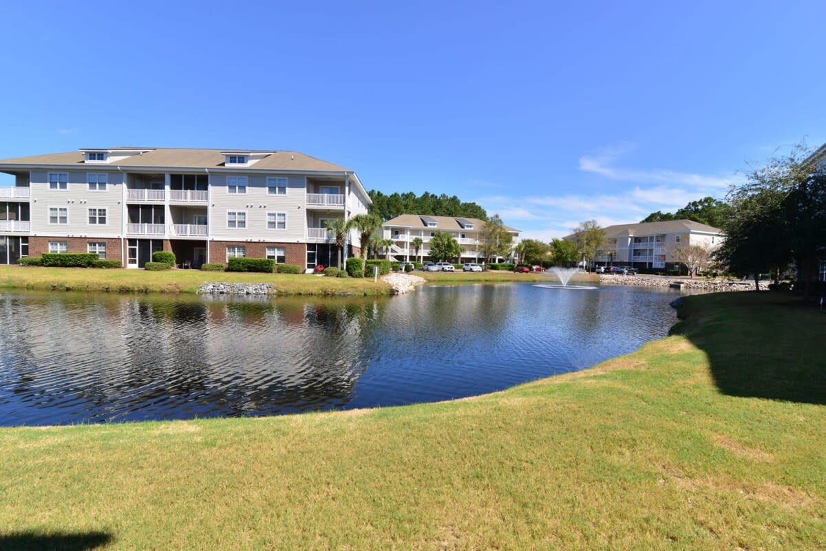 Lakefront at Barefoot Resort w Massive Waterfront Pool Close to Beach