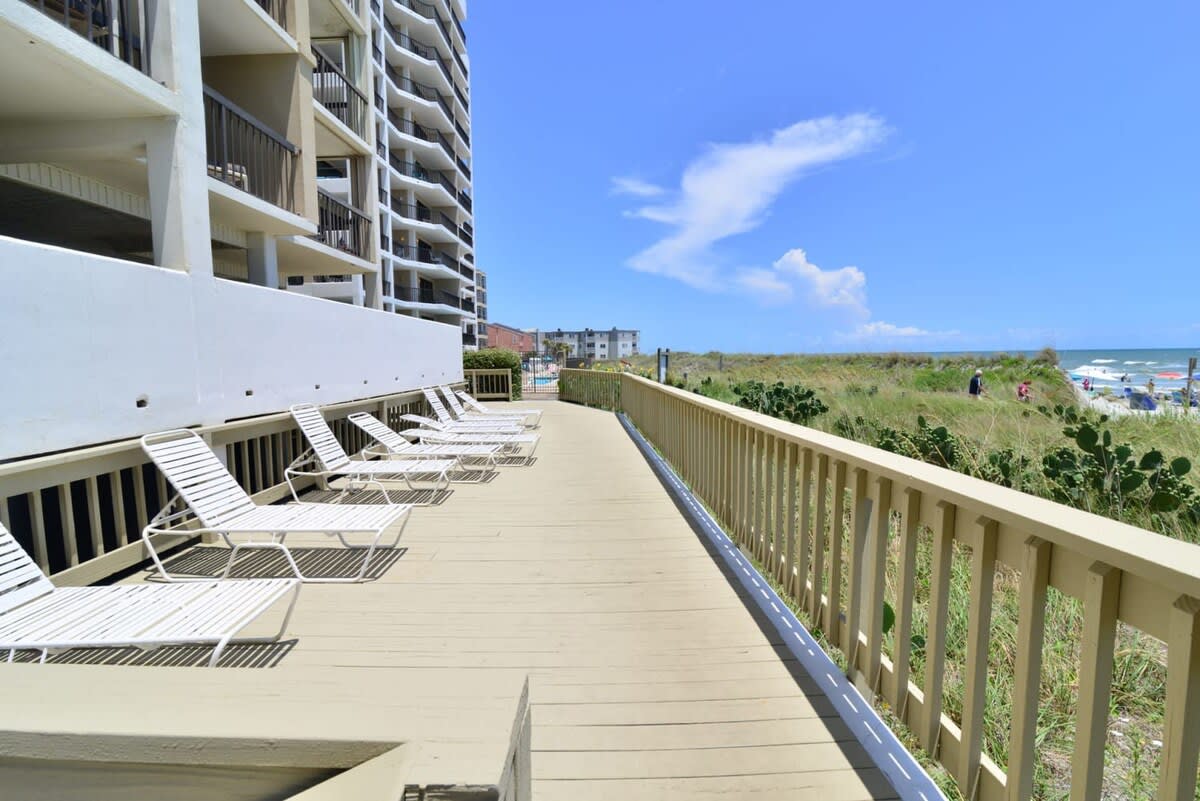 SUN DECK ON THE OCEANFRONT with Sun Loungers