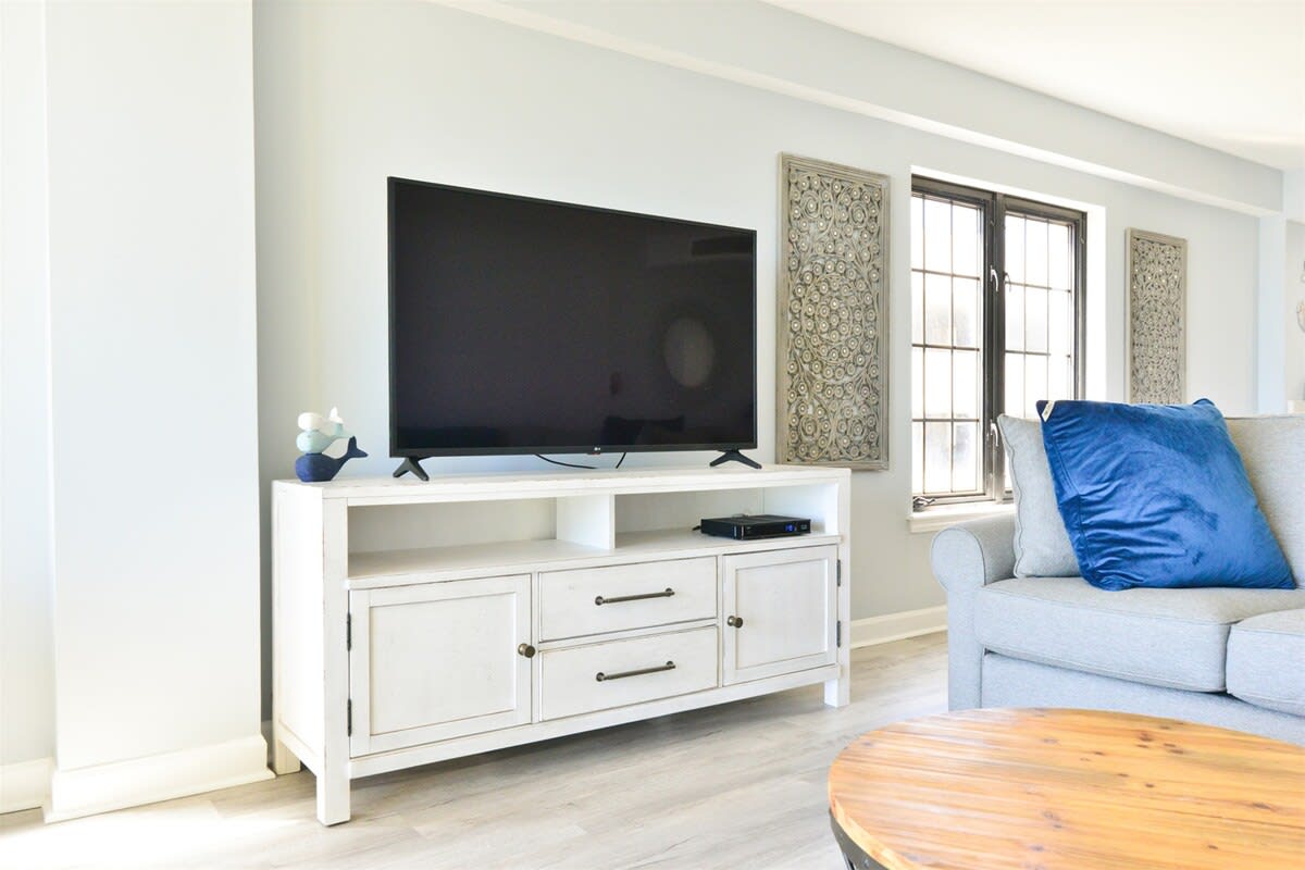 HUGE flatscreen TV Living Room