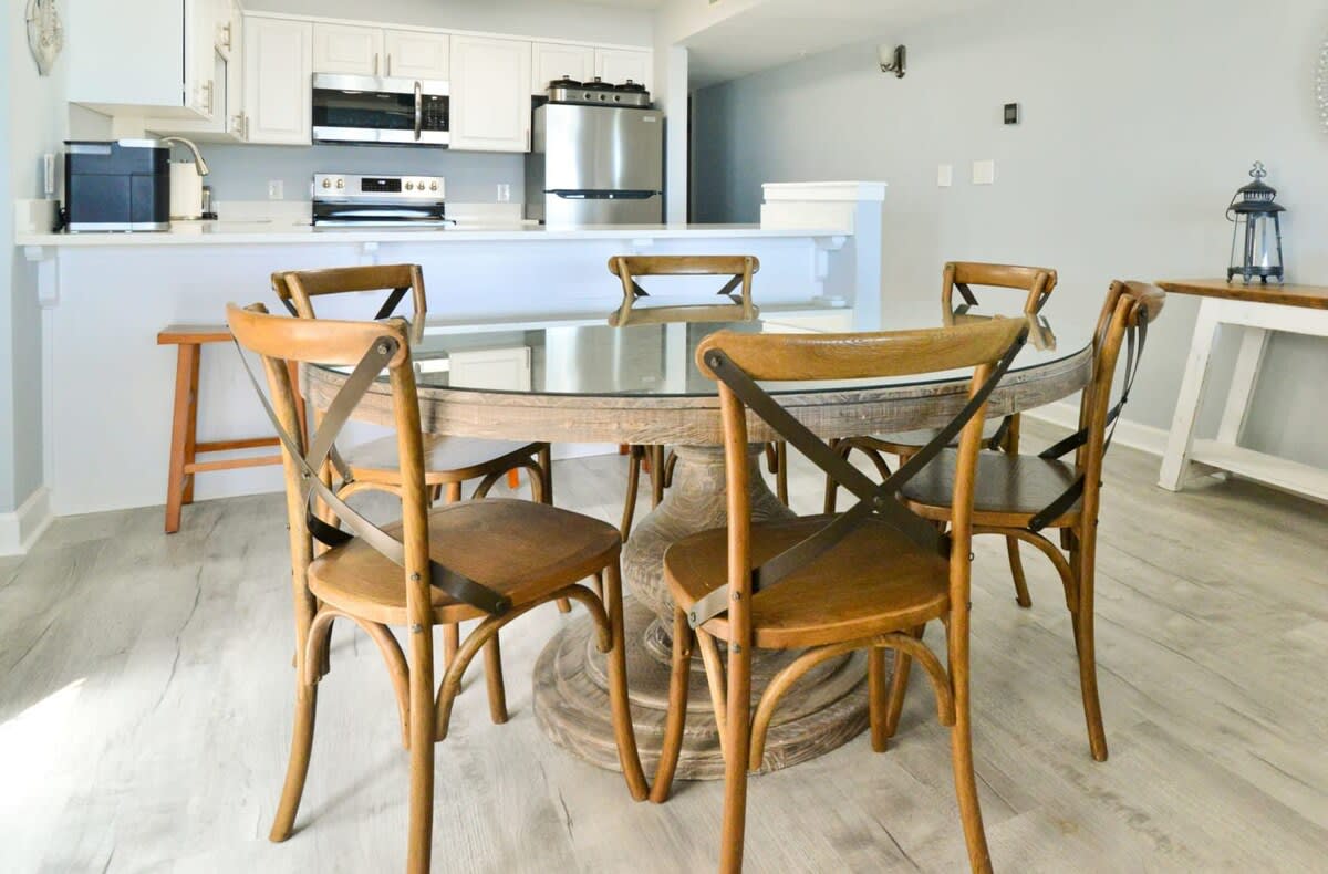 Gorgeous Dining Area Seats 6
