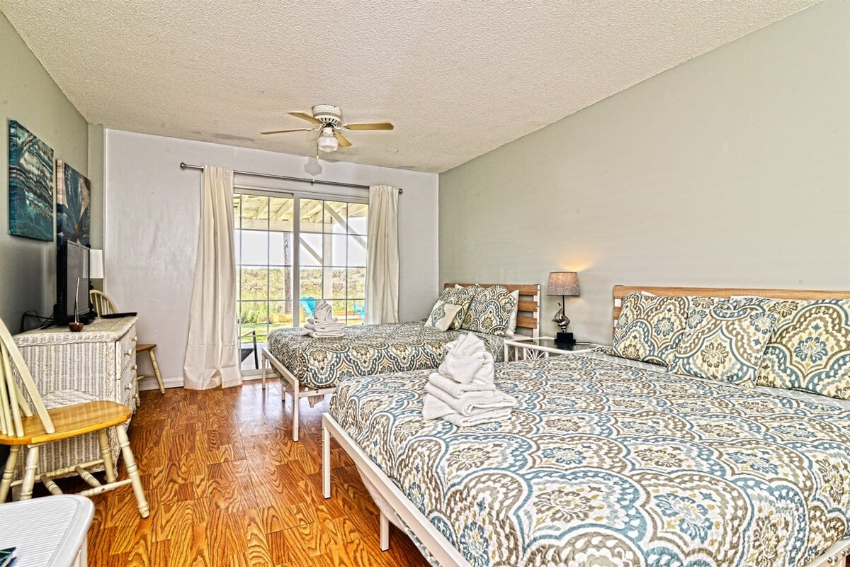 Separate Downstairs Private Bedroom 2 Beds