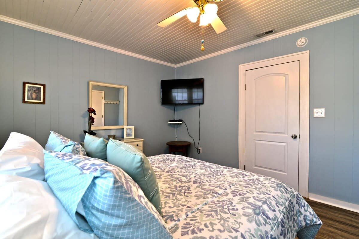 3 Bedroom Premium Remodeled Beach House King Bed