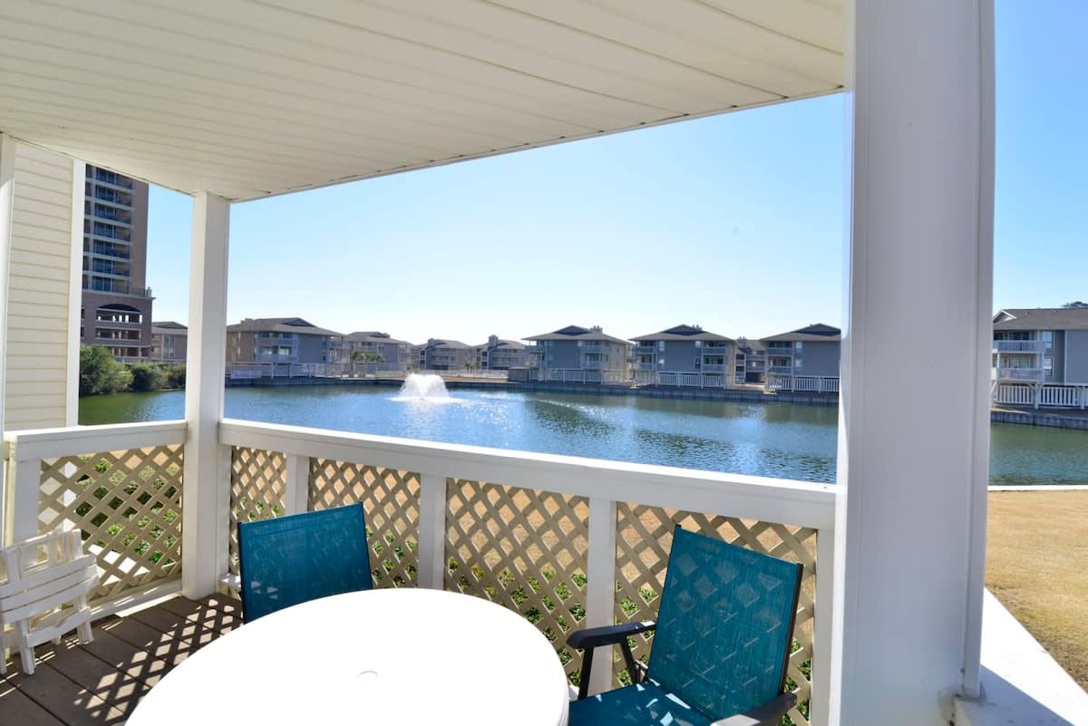 Shorehaven Lakefront & Steps to Beach w Pool and G