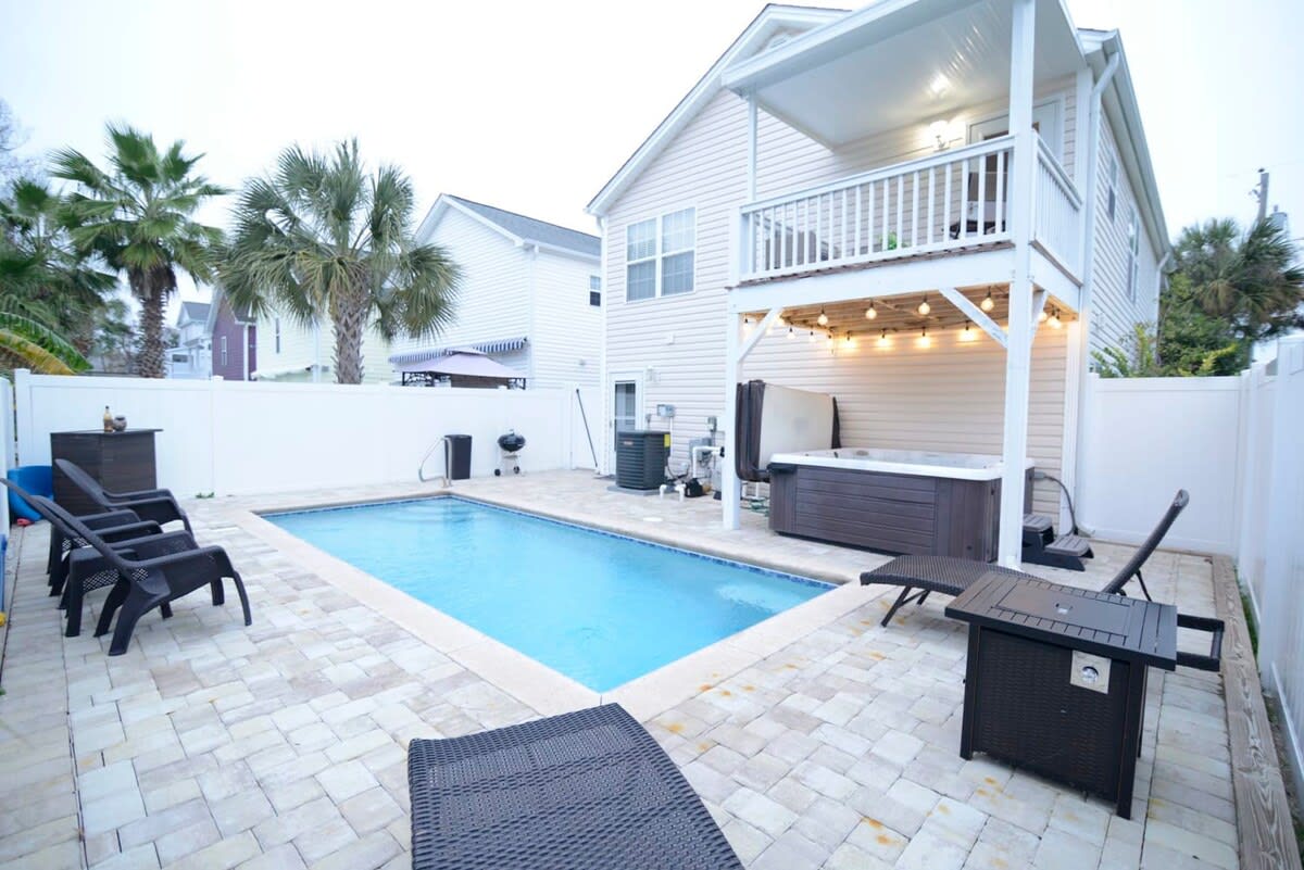 Perfect Modern Home, Backyard Pool & Hot Tub