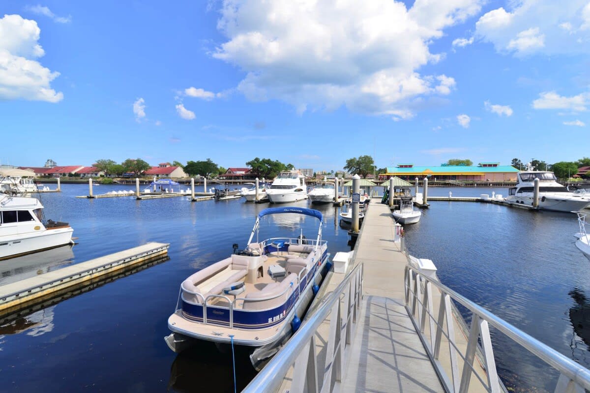 Massive Waterfront Pool! Lakefront Condo Famous Barefoot Resort