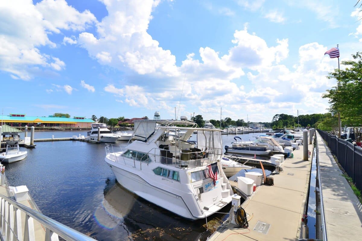 Massive Waterfront Pool! Lakefront Condo Famous Barefoot Resort