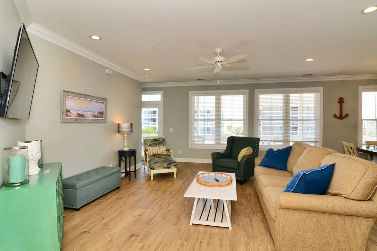 Main Living Room w Ocean View & Smart TV