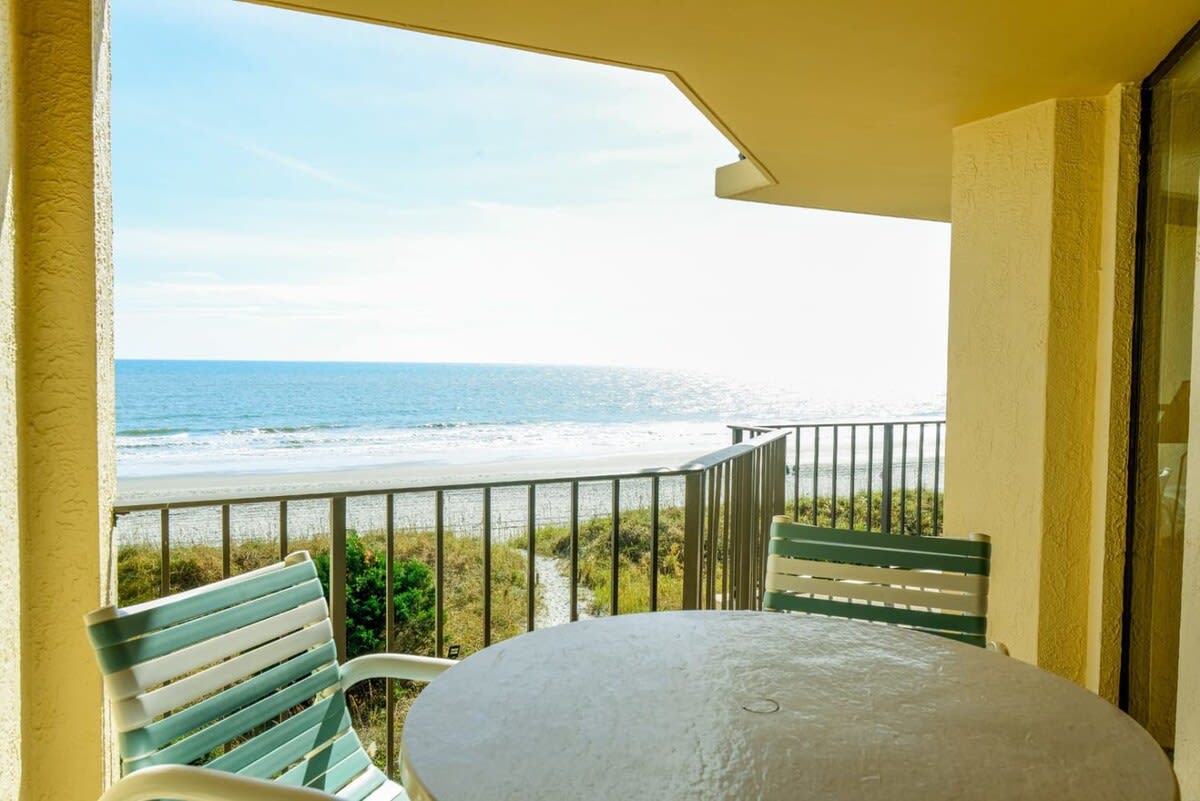 Oceanfront Dream w Huge Balcony 3 Baths and Pool