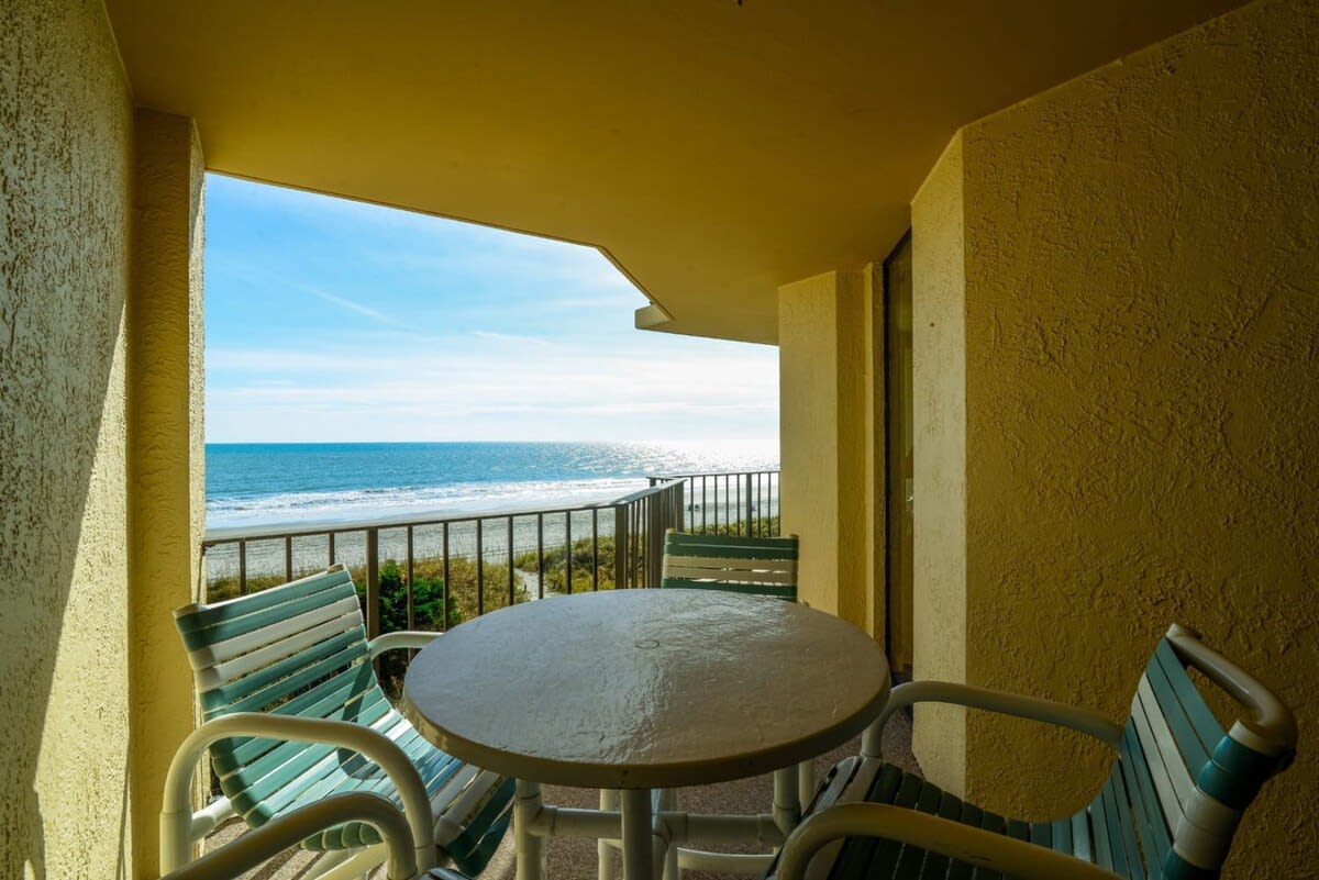 Oceanfront Dream w Huge Balcony 3 Baths and Pool