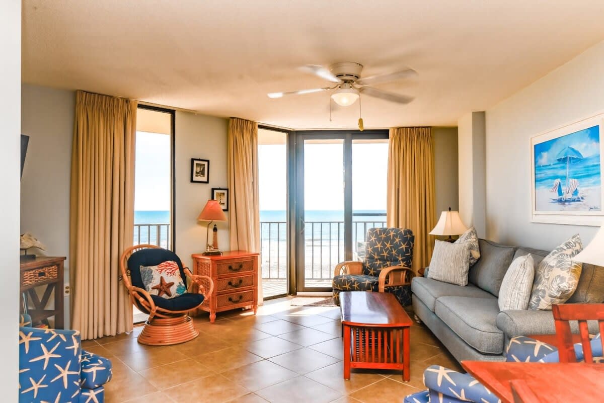 Oceanfront Dream w Huge Balcony 3 Baths and Pool