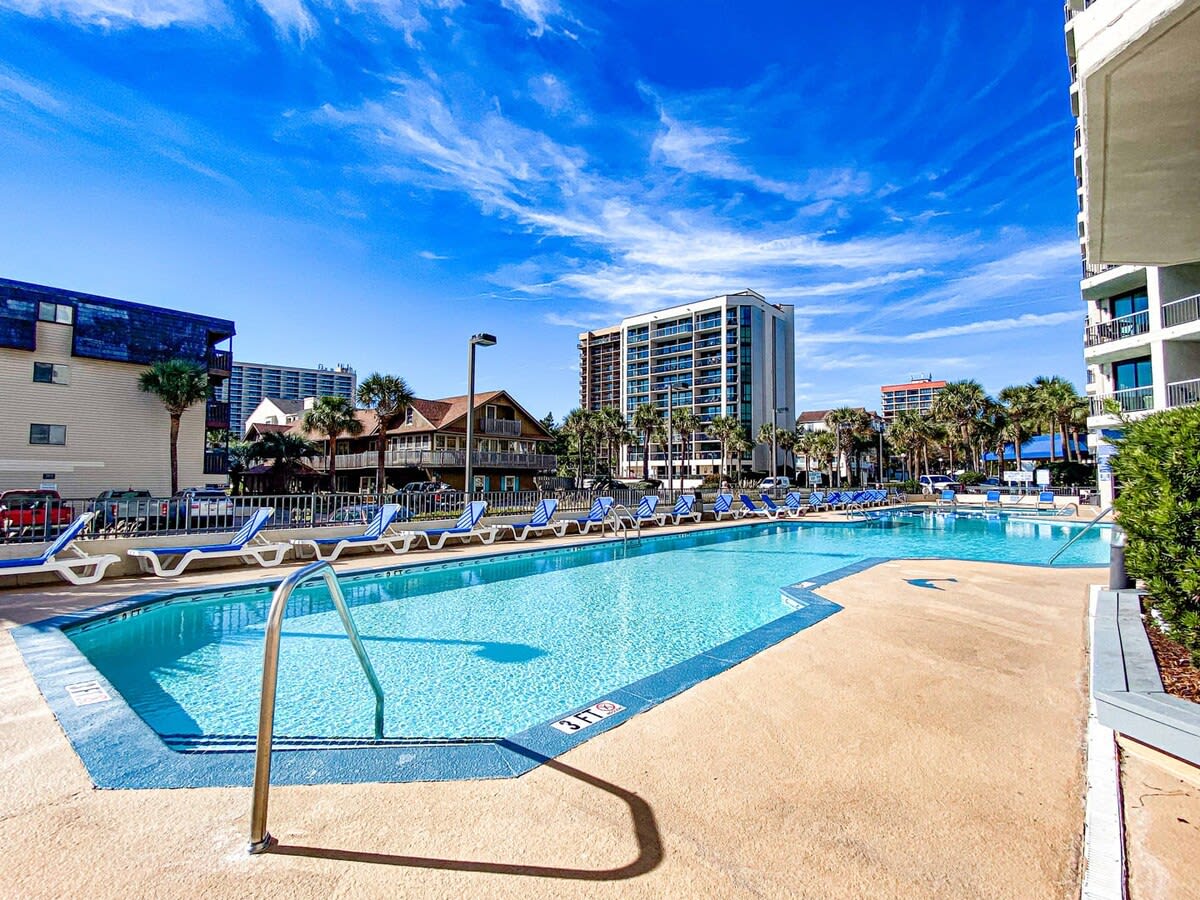 Oceanfront Modern Condo w 8 Water Features