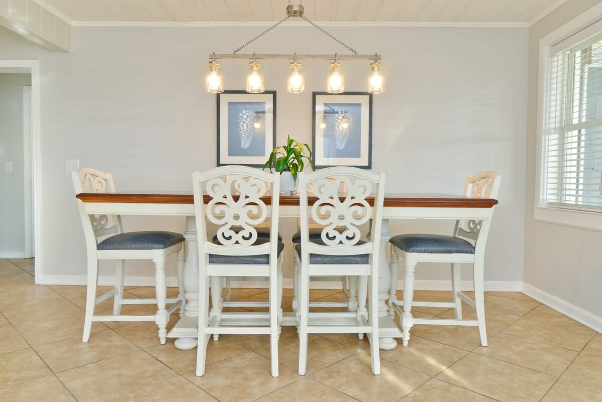 Gorgeous Dining Area Seating for 6