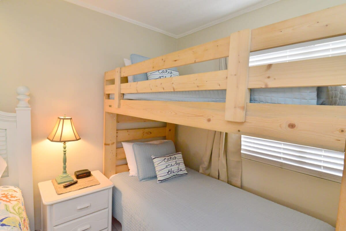Bedroom Queen Bed & Twin Bunkbeds