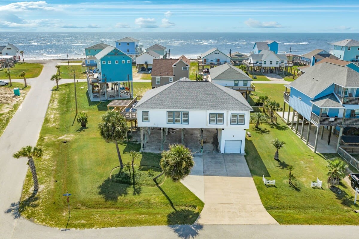 Captains Quarters Cabana Hot Tub Fire Pit Fenced Yard 3