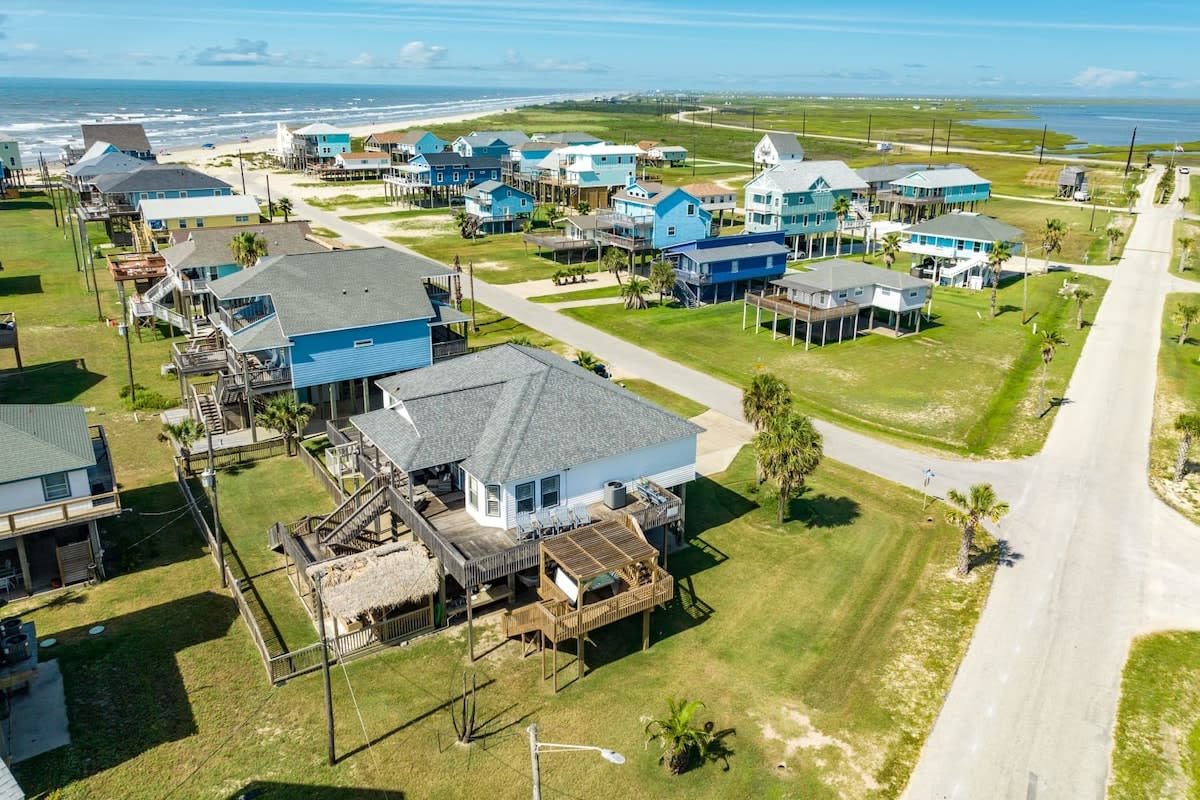 Captains Quarters Cabana Hot Tub Fire Pit Fenced Yard