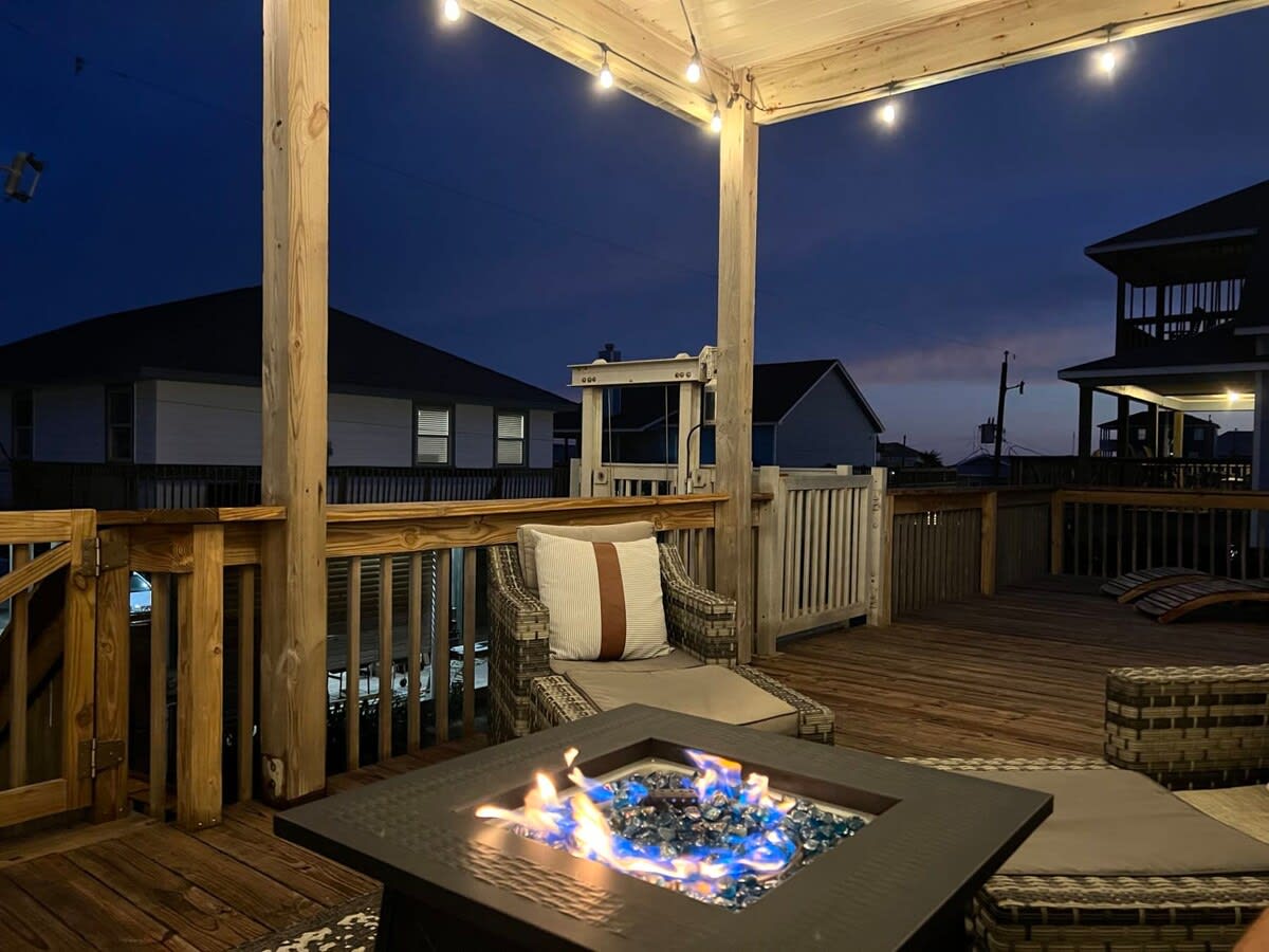 Captains Quarters Cabana Hot Tub Fire Pit Fenced Yard 4