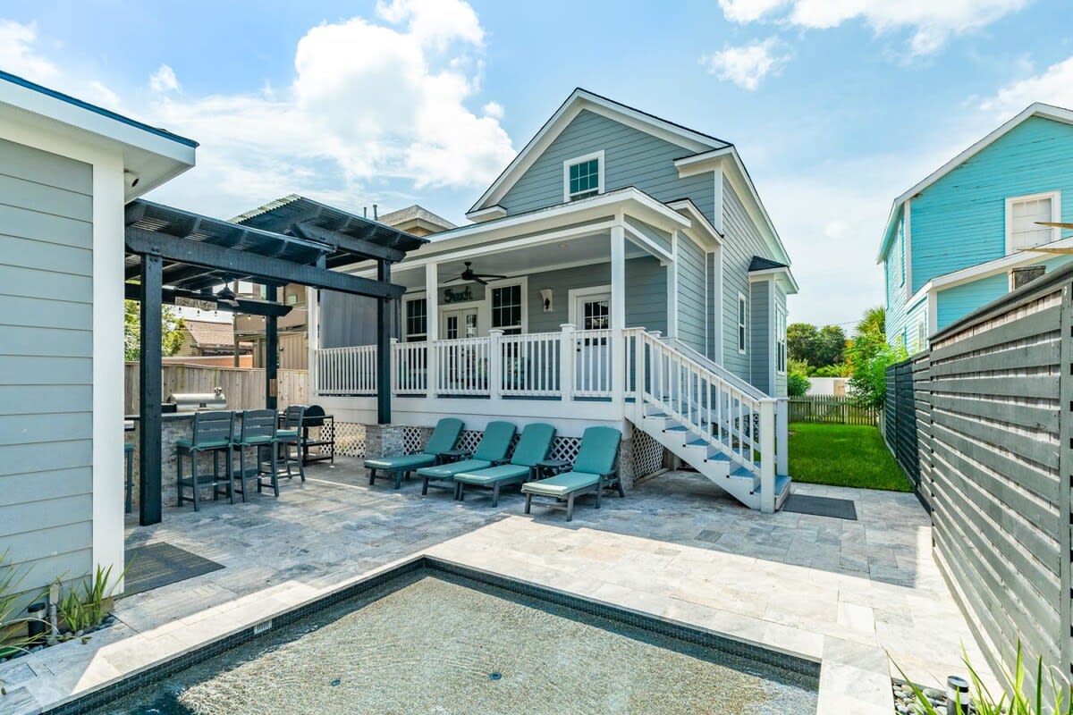 Coral Cottage Enjoy the Posh Life Heated Pool Spa Fireplace 2