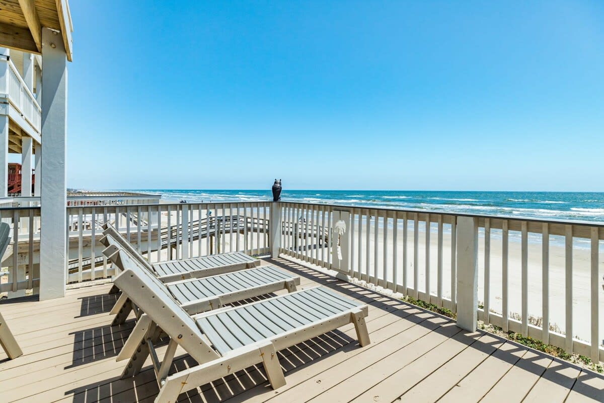 Salty Sunrise Seaside Luxury Right on the Beach 5