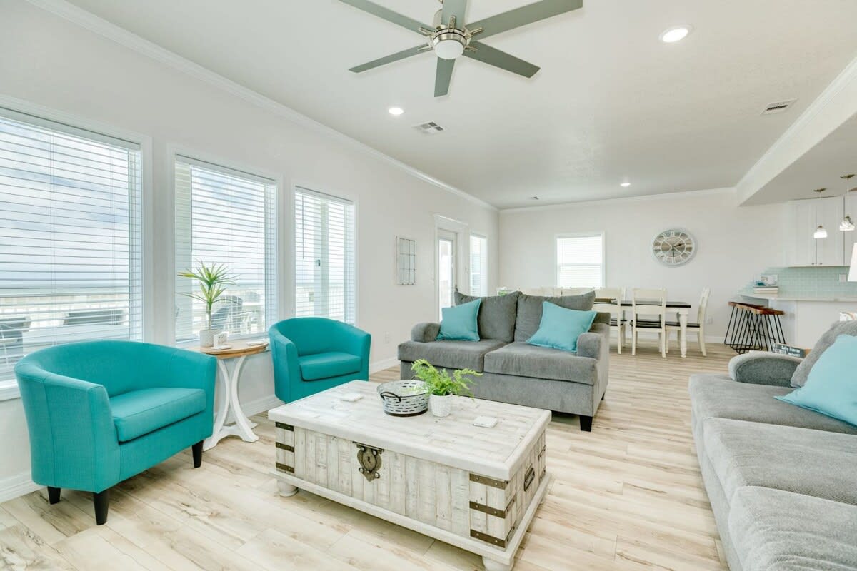 Salty Sunrise Seaside Luxury Right on the Beach 7