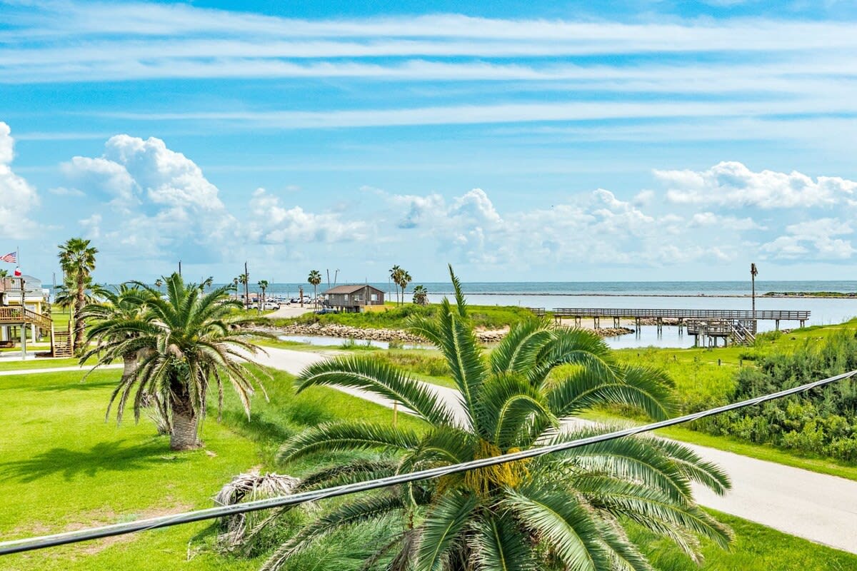 Sweet Salty Hot Tub Across from Jetty Best Ship Watching 8